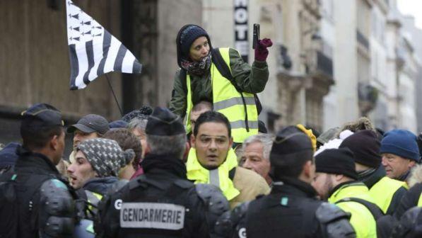 Francia, non si ferma la protesta dei gilet gialli: cortei e blocchi a Capodanno