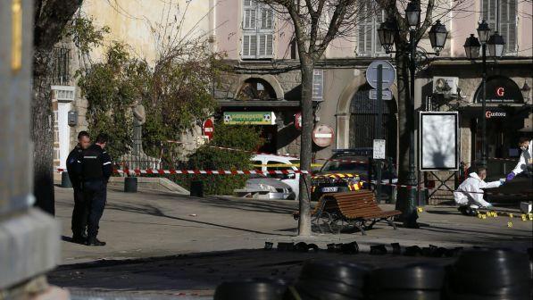 Corsica, spara sui passanti e poi si barrica in casa: 65enne suicida dopo ore di negoziati