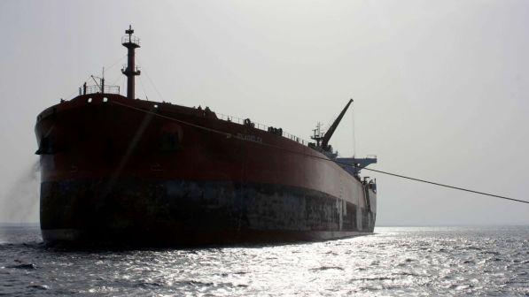Petroliera degli Emirati scompare nello Stretto di Hormuz, poi riappare scortata dall'Iran: gli Usa temono il sequestro