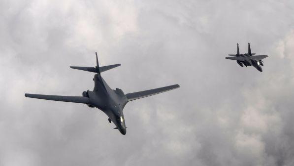 Corea del Nord, Trump invia bombardieri in volo al confine
