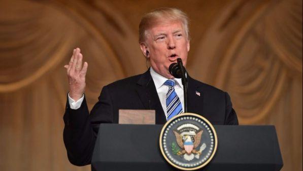 Usa, Trump chiede di raddoppiare tariffe Poste su Amazon