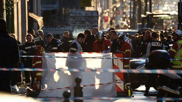 Marsiglia, ferisce due passanti con coltello: morto l'aggressore