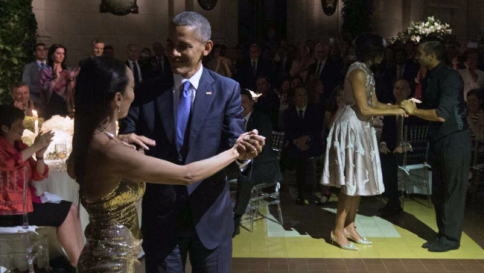 L'Europa brucia e Barack Obama balla il tango in Argentina: è polemica