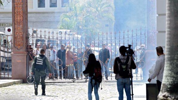 Venezuela,militanti chavisti attaccano Parlamento: feriti 2 deputati