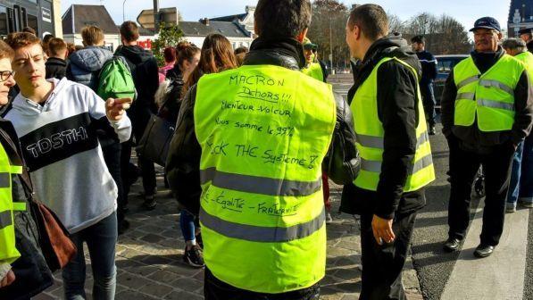 Francia, protesta dei gilet gialli: sale a 528 il numero dei feriti