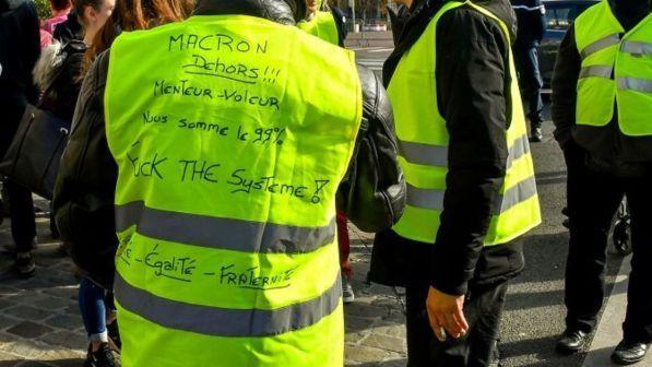 Francia, "gilet giallo" minaccia: "Ho una bomba, Macron ci riceva" | Si arrende agli agenti dopo ore