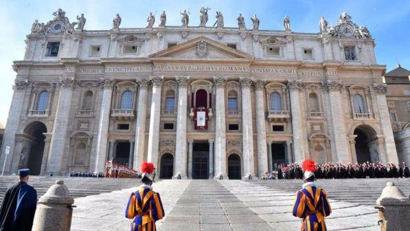 Gelo, iniziativa del Papa: dormitori aperti 24h e auto per clochard