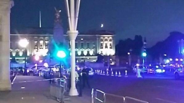 Aggressione agenti Buckingham Palace, polizia: ha urlato Allah Akbar