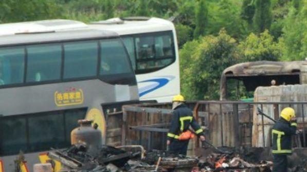 Cina, bus invade corsia opposta e urta camion: almeno 36 morti