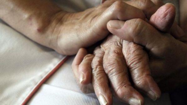 Crisi, addio al luogo comune del badante straniero: è boom di richieste di italiani