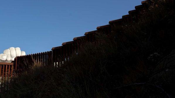 Usa, vice governatore Texas: "Costruiamo noi il muro con il Messico"