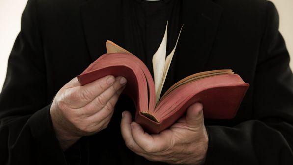 Gb, pedofilia: sospeso vescovo anglicano di Lincoln