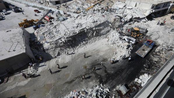 Siria, a Idlib esplode un deposito d'armi: morti almeno 12 civili