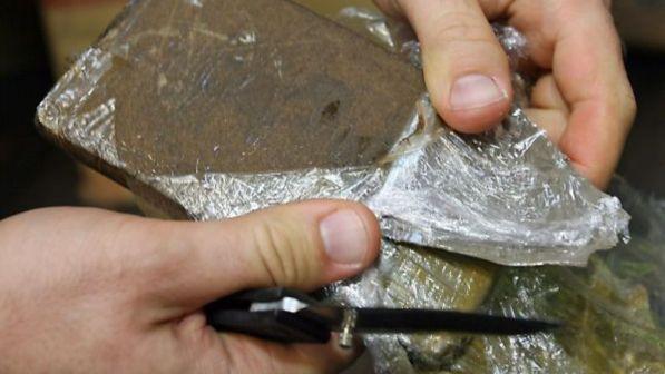 Udine, da Roma in bus con 2 kg di hashish in zaino: arrestato