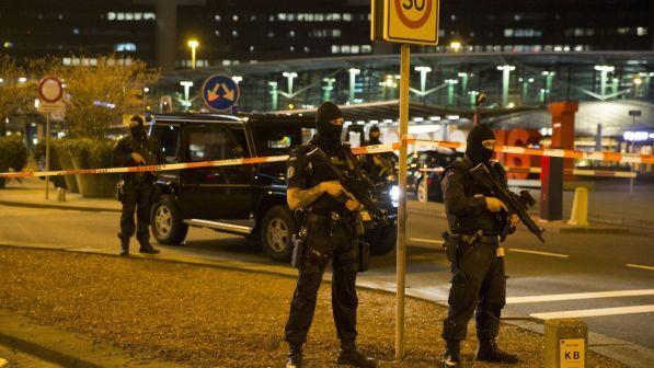 Olanda, allarme bomba all'aeroporto di Amsterdam: arrestato un uomo