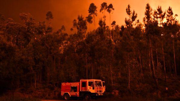 Spagna, vasto incendio alle Canarie: evacuate mille persone