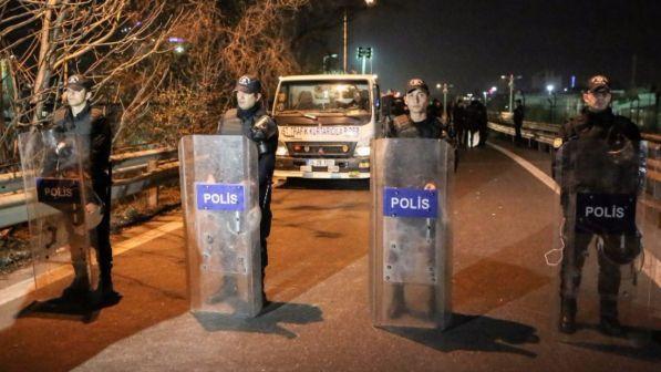 Istanbul, uomo armato spara davanti a una moschea e fugge: due feriti