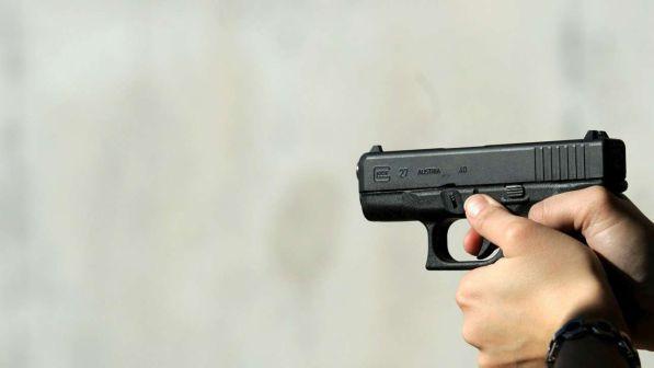 Brescia, entra in un capannone e spara: un morto, il killer in fuga