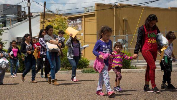 Migranti a confine Usa: bimbi "marchiati" con numeri sulle braccia