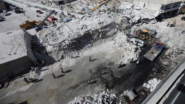Siria, esplosione deposito armi a Sarmada: almeno 69 i morti