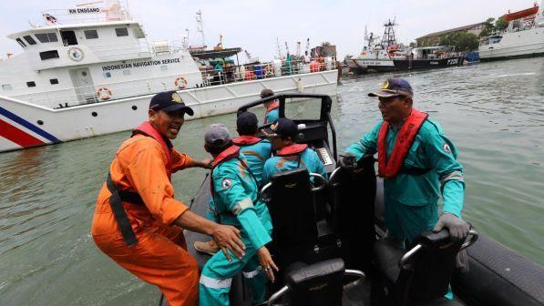 Aereo precipitato in Indonesia, un sub muore durante le operazioni di soccorso