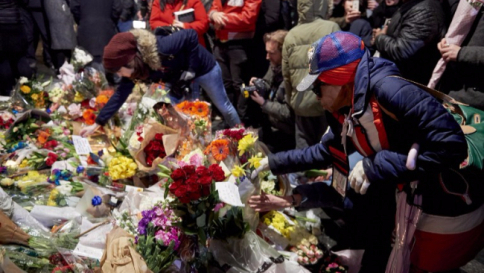 Brixton, la veglia dei fan per David Bowie: intonano per lui "Starman"