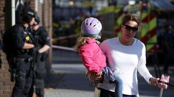Gb, attacco metropolitana Londra: prosegue caccia agli attentatori