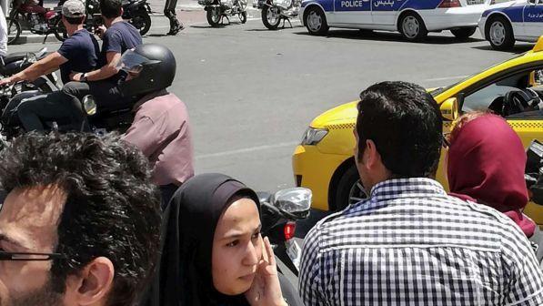 Iran, migliaia in piazza: studenti bruciano la bandiera Usa