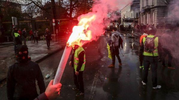 Gilet gialli, a Parigi teppisti assaltano un palazzo e lo incendiano