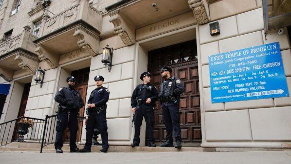 Graffiti antisemiti nella sinagoga di New York, arrestato un 26enne