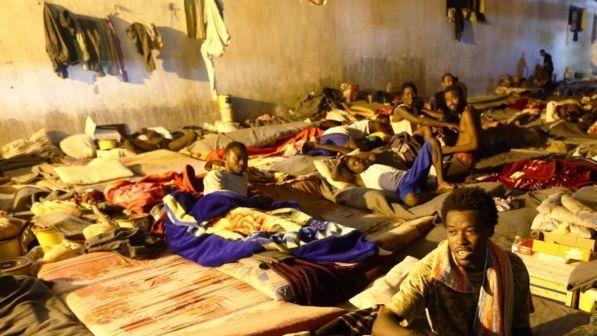 Orrore in Libia, oltre venti persone morte in un centro detenzione: erano rinchiuse tra spazzatura ed escrementi