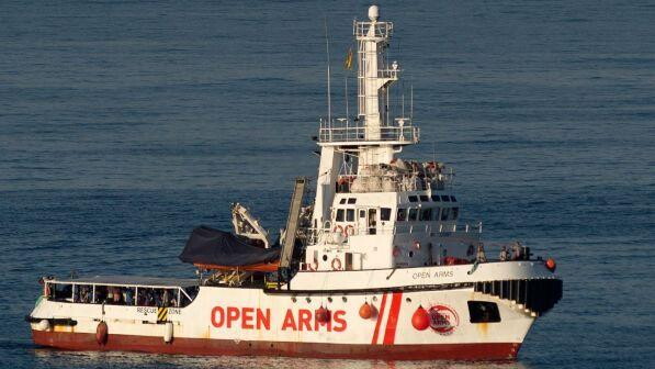 Open Arms, altri 2 migranti lasciano la nave per motivi sanitari