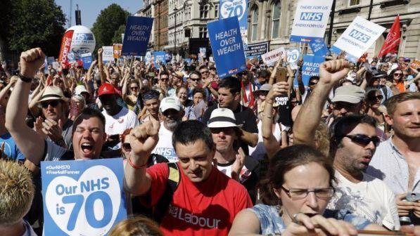 Gb, in migliaia sfilano contro i tagli al sistema sanitario