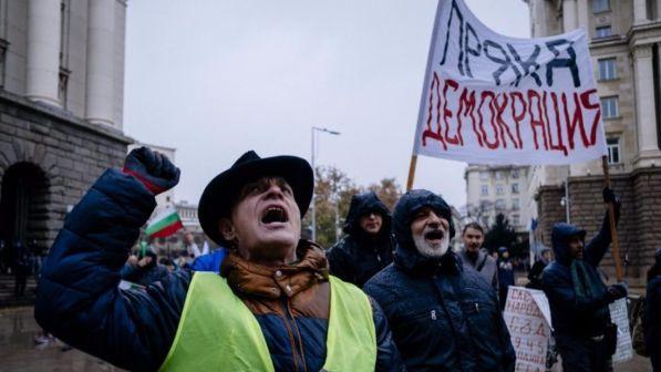 Bulgaria, migliaia bloccano strade contro aumento prezzo carburanti