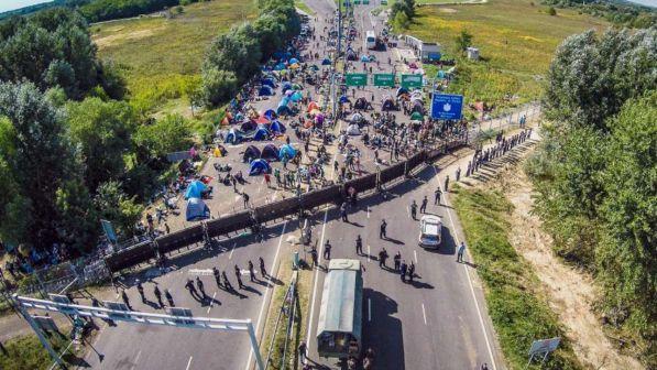 Ungheria, proposta una legge per punire le Ong che aiutano i migranti