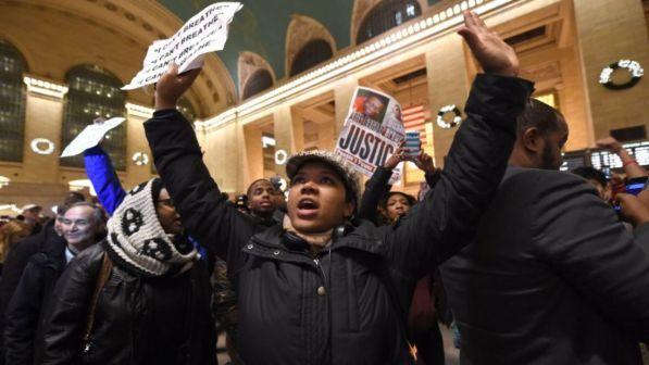 Usa, morte di Eric Garner: licenziato l'agente accusato di averlo soffocato