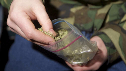 marijuana droga giovani sacchetto cannabis