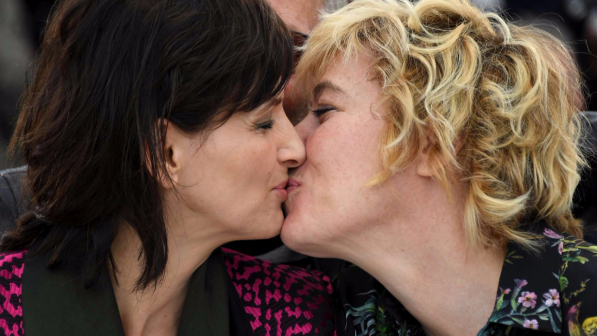 Cannes 2016, Valeria Bruni Tedeschi e Juliette Binoche si lasciano andare a baci saffici