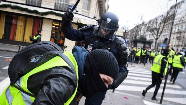 Gilet gialli, trenta feriti a Parigi: anche 3 poliziotti