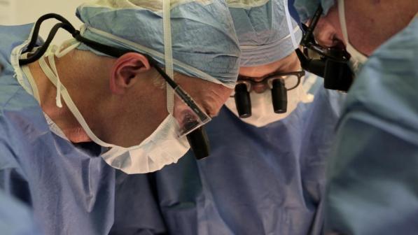 Sud Africa, diventa padre il primo uomo ad aver ricevuto un trapianto del pene
