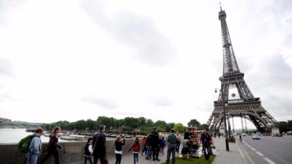 Parigi, barriere di vetro alla Tour Eiffel contro il terrorismo