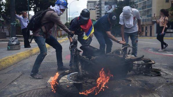 Venezuela, bomba incendiaria contro agenti a Caracas: due feriti