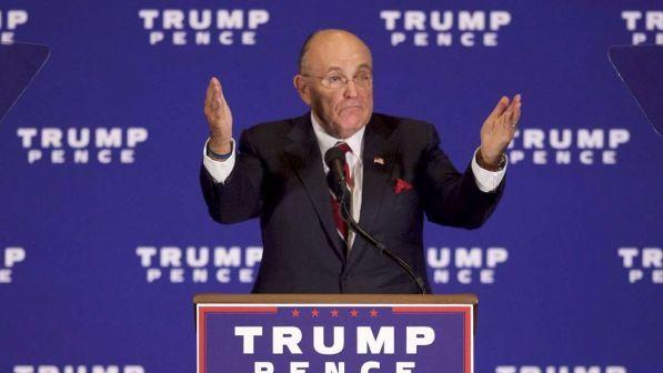 Giuliani: "Trump non si può perseguire nemmeno se spara a Comey"