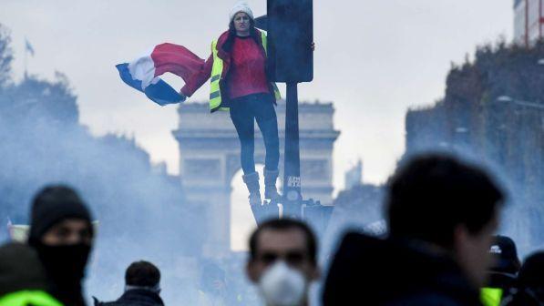 Gilet gialli, un giorno di guerriglia a Parigi: evacuati gli Champs Elysées