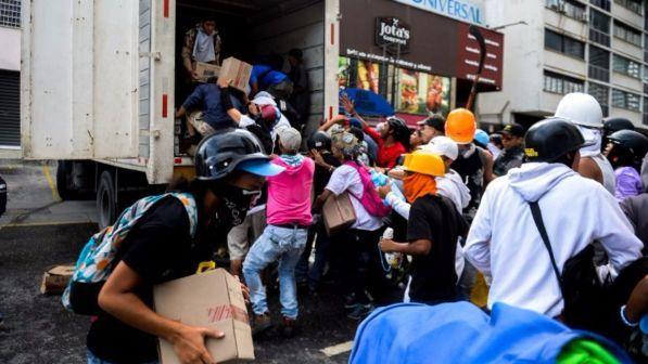 Venezuelani in fuga, lunghe file al confine con il Brasile