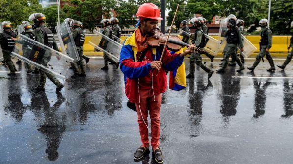 Venezuela,scarcerato violinista simbolo delle proteste contro Maduro
