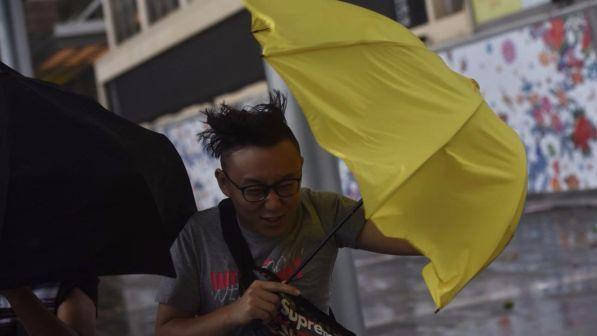 Cina, allarme per tifone Pakhar: un morto a Hong Kong