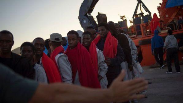 Migranti, emergenza sbarchi in Spagna: Madrid chiede aiuto all'Ue