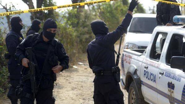El Salvador, operazione contro bande criminali: 412 arresti