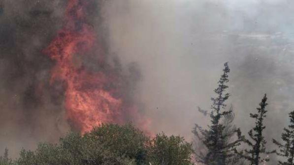 Incendi, continua a bruciare l'isola di Kythira in Grecia
